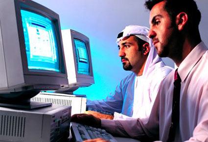 إماراتي يضبط خيانة زوجته على فايسبوك